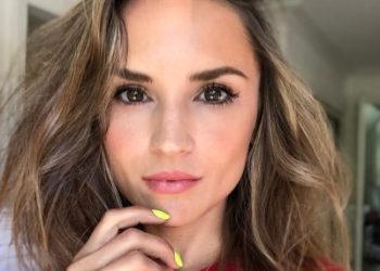 Rachael Leigh Cook in rescuing christmas