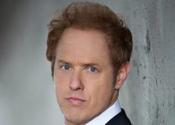Raphael Sbarge in beach town maidens