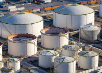 Advanced Oil Trading in a Dynamic Market
