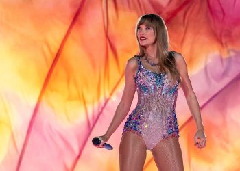 Taylor Swift Wins iHeartAwards 2025