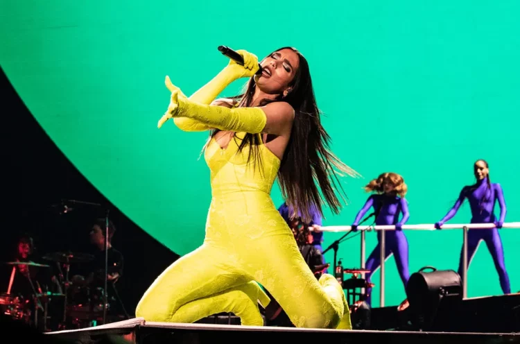 Dua Lipa Performs "No One" at Madison Square Garden, Preceded by Childhood Cover